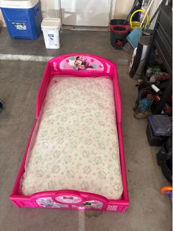 Minnie mouse toddler bed like NEW!!
