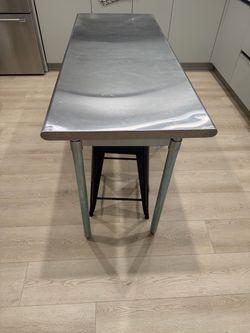 Metal Table w 2 chairs