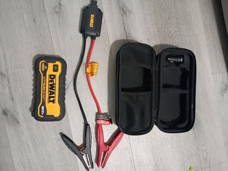 Portable car jump starter