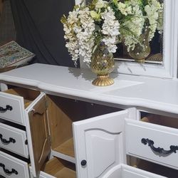 Beautiful Farmhouse Dresser With Mirror Solid Wood Excellent Condition, Large 7 Draws Plus Storage. 