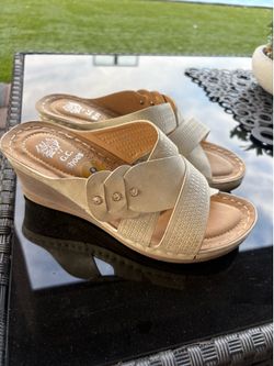 Woman’s sandals size 8