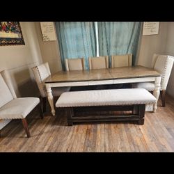 Dinnig Table And 6 Chair 