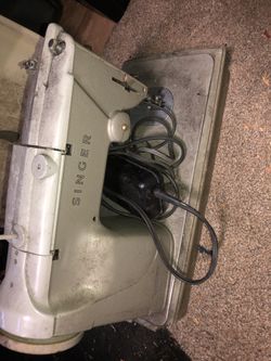Singer Sewing Machine (vintage)