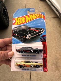 Hot Wheels lot of 2 "70 DODGE HEMI CHALLENGER
