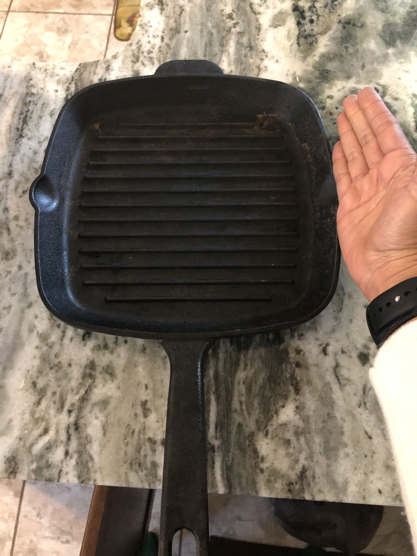 Cast iron grilling pan
