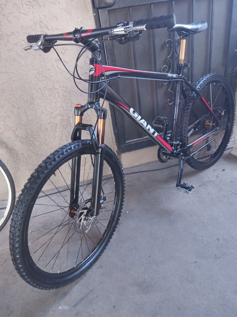 Nice Bike Giant REVEL 1 DISC BRAKES FRAME SIZE LARGER TIRES SIZE 26