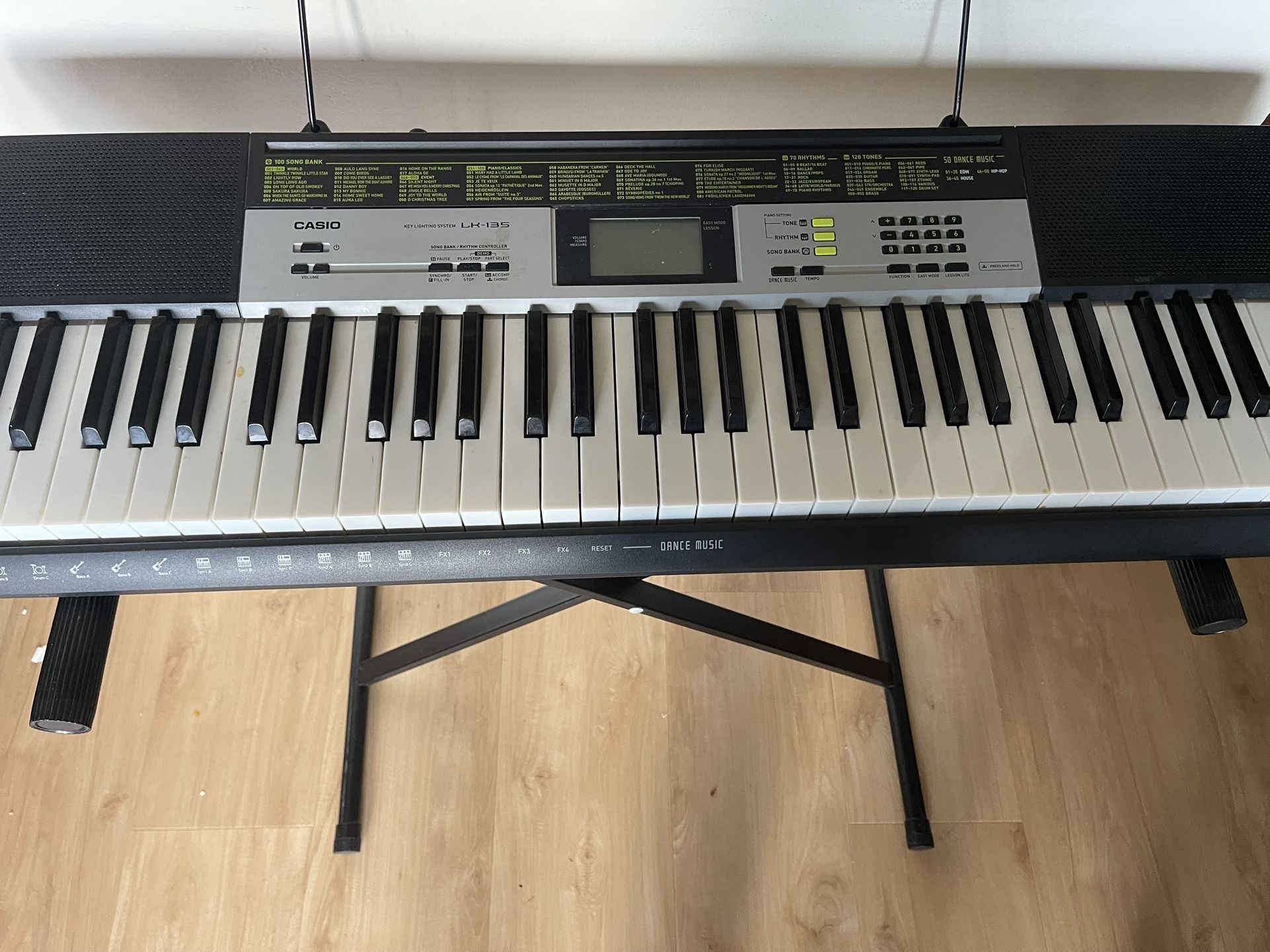 Casio LK-135 61 Lighted Key Keyboard 120 Tones/70 Rhythms/Music Modes