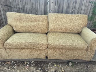 BEAUTIFUL SOFT GOLD DAMASK SOFA