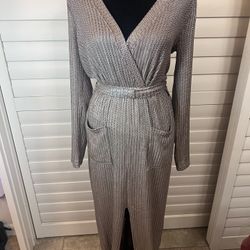 Bronze Metallic, pleated fabric, V-neck, long sleeves, and an elastic waist with an adjustable belt