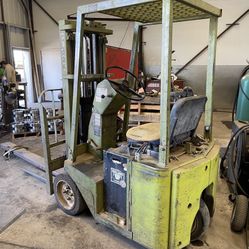 Electic Forklift with charger included 