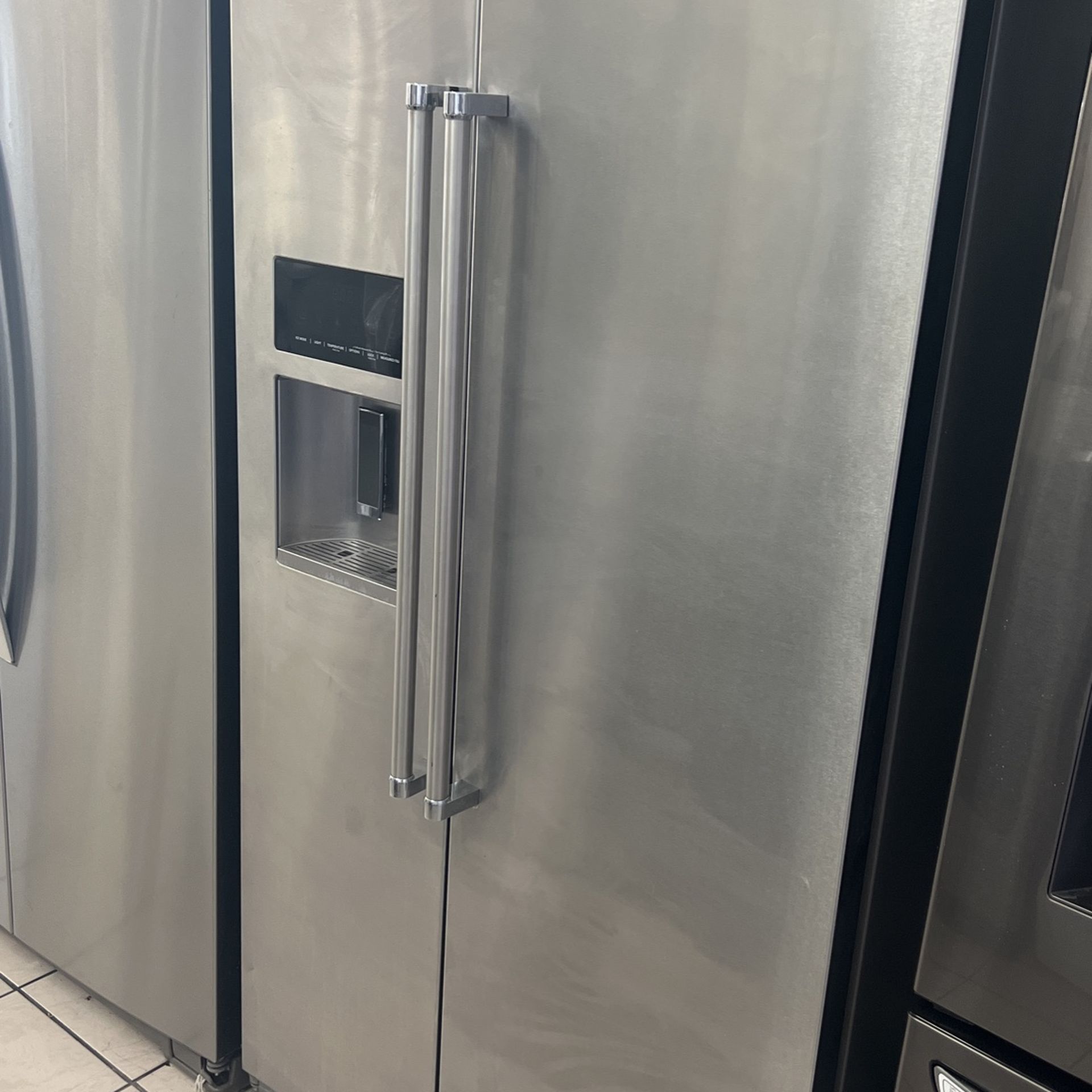 23 Cu Ft Side By Side Refrigerator In Stainless Steel