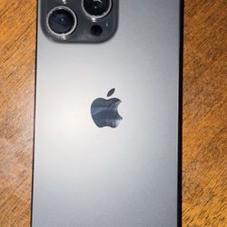 AT&T iPhone 15 Pro Max 256gb Like New $480