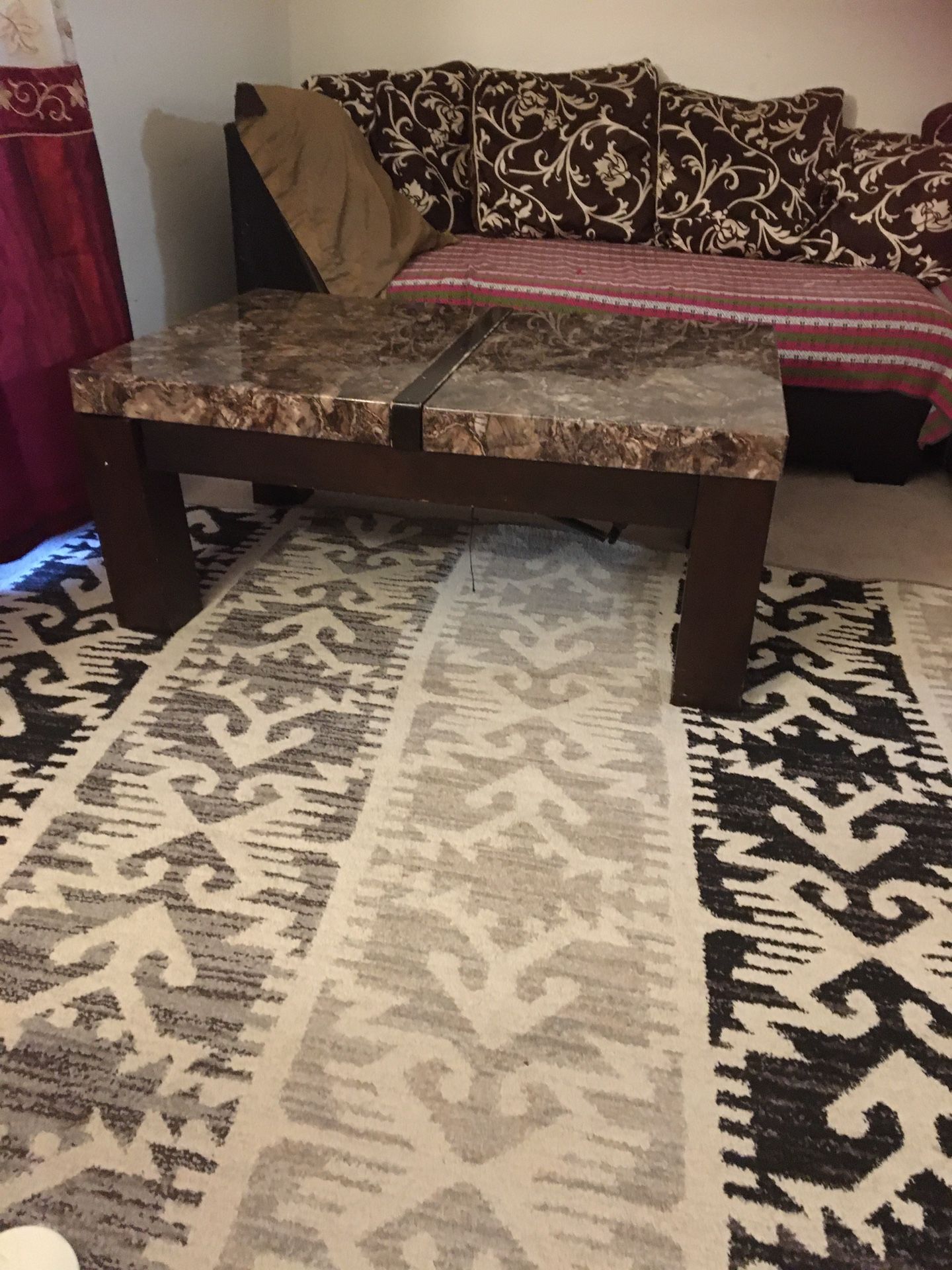 Coffee table (big and lifts up)