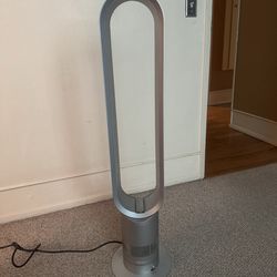 Dyson AM07 Bladeless Oscillating Tower Fan with remote