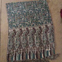 GORGEOUS Genuine 100% Cashmere Silk 28"x75" Tassled Shawl Made in Jerusalem.

Elevate your fashion game with this exquisite 100% Cashmere silk shawl. 