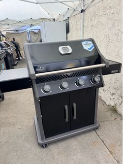 Rogue 525 Series Black 4 -Burner Liquid Propane Gas Grill