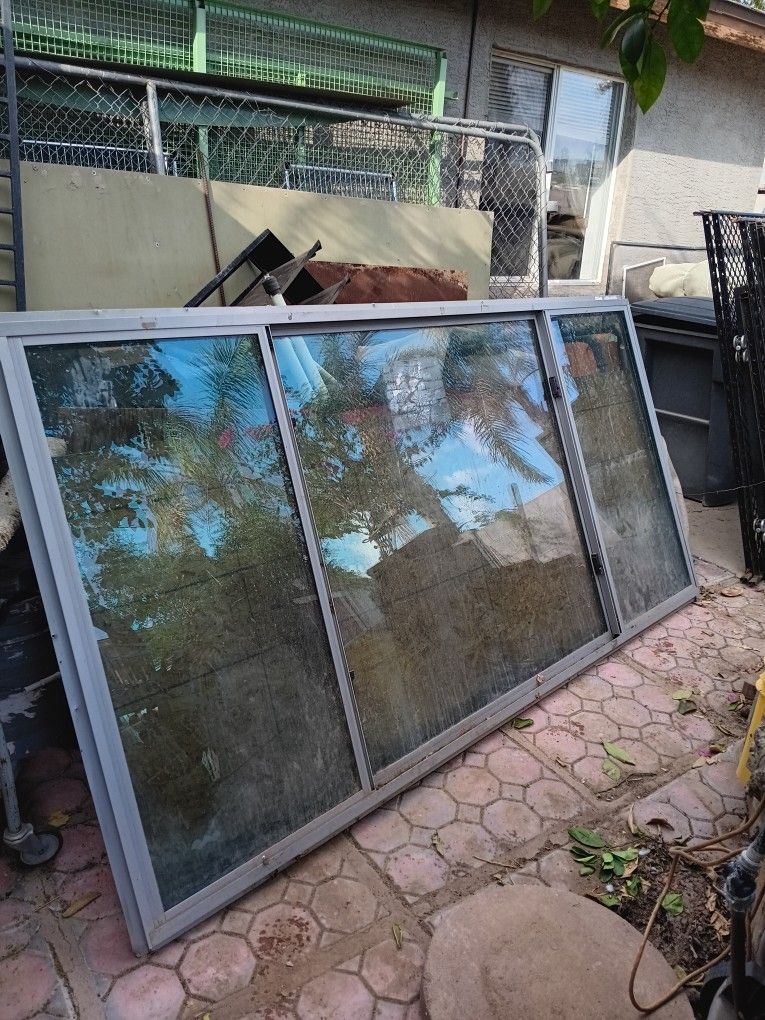 Double Glass window In Windows In Great Condition