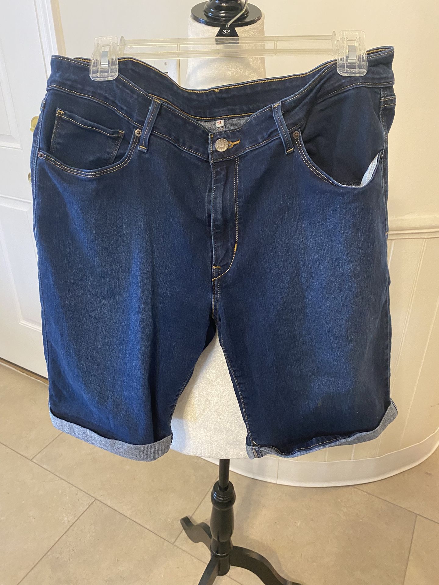 Woman’s Levi Bermuda Shorts Size 33