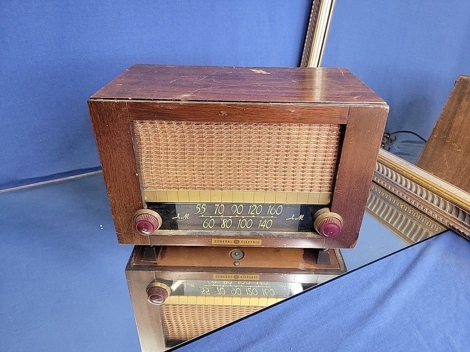 Vintage 1951 General Electric AM Tube Radio.
Radio turns on but it is very difficult to tune into
a station. I can hear the tube humming and can
pic