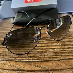 Ray-Ban Aviators 62mm. Black Frame With Grey Gradient Lenses. 