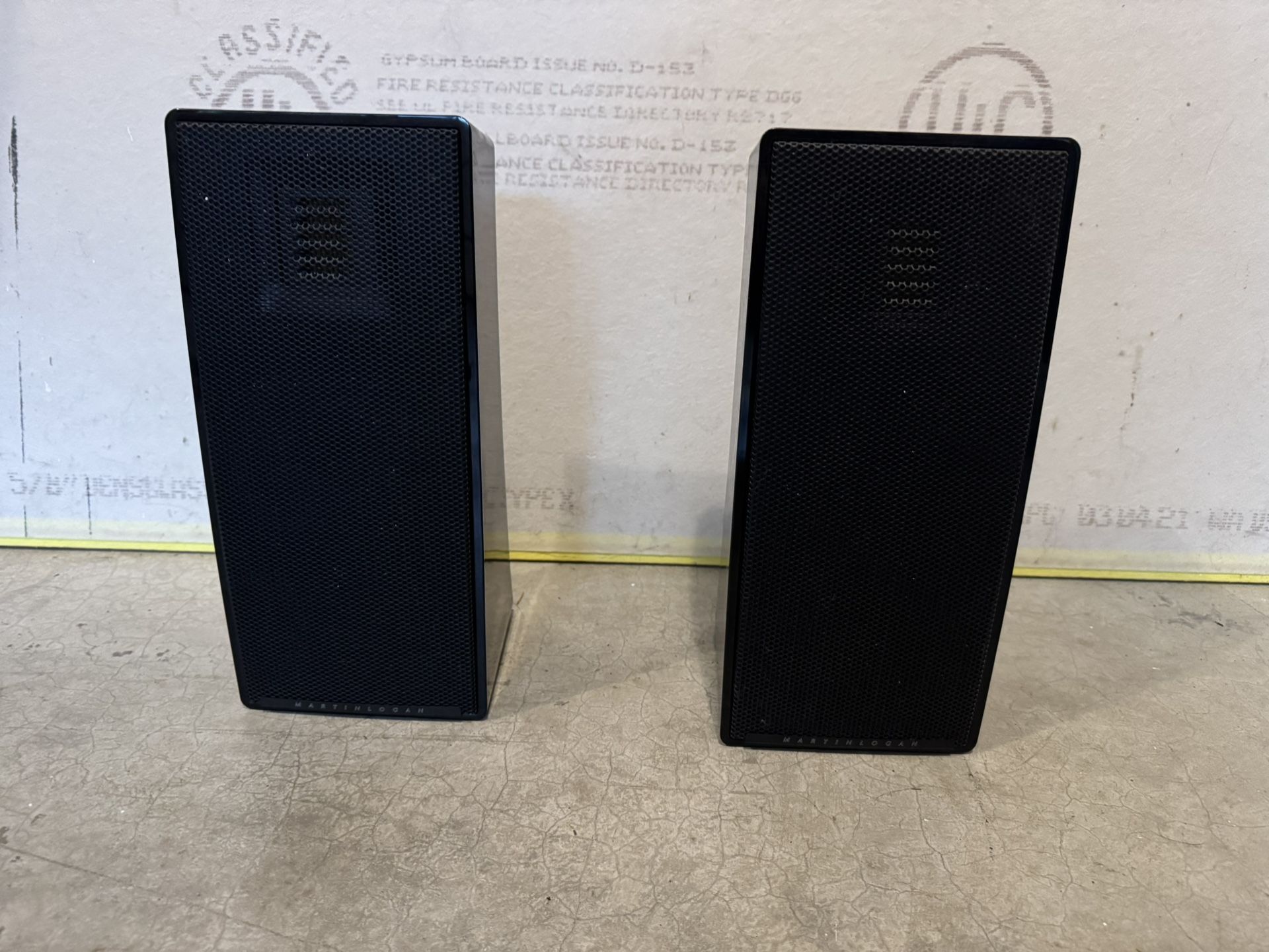 Set Of Two Wall Speakers 🔊 - FREE