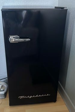 Frigidaire Retro Mini Fridge Black
