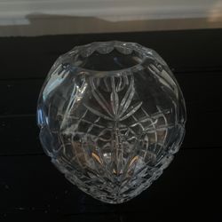ABP AMERICAN BRILLIANT PERIOD HAND CUT HEAVEY CRYSTAL VASE PLEASE MAKE OFFER.  FAMILY IS IN FINANCIAL HARDSHIP. THANK YOU 🙏. 