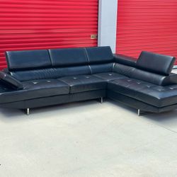 LIKE NEW BLACK SECTIONAL COUCH WITH ADJUSTABLE HEADREST - DELIVERY AVAILABLE 🚚