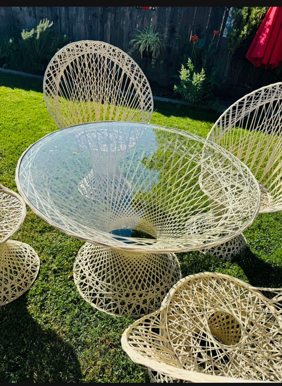 Beautiful Mid-Century Modern Russell Woodard Spun Fiberglass Table and Chairs