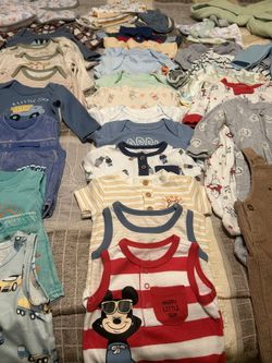 70 Piezas De Ropa De Bebé Más Garras Toallitas Y Bata De Baño Y Otra Cosa Más Todo Está Como Nuevo El Bebé Tiene 4 Meses Y Ya Dejó Toda La Ropa