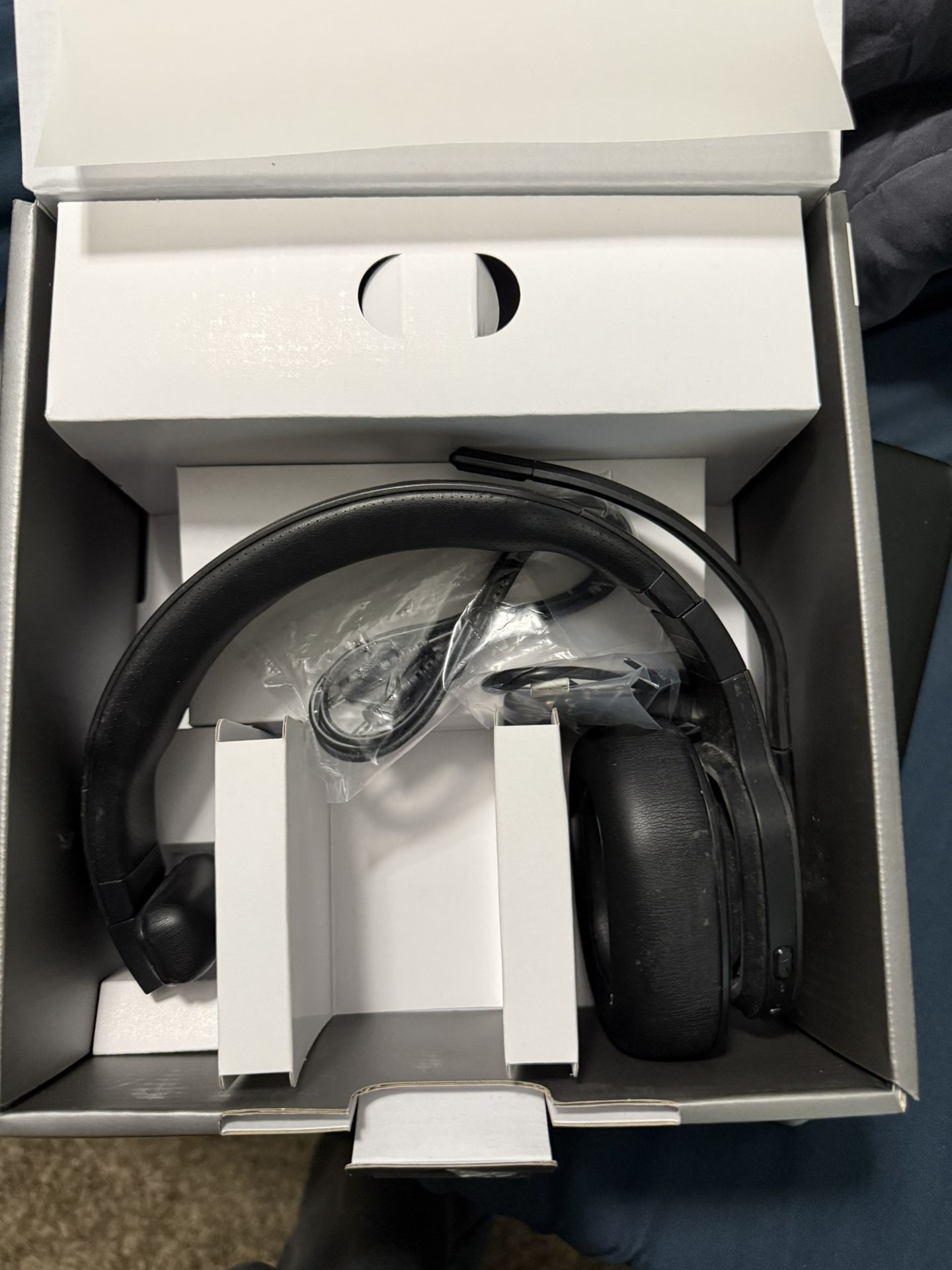 Garmin dēzl™ Headset 100, Single-Ear Premium Trucking Headset, Active Noise Cancellation, Superior Battery Life and Memory Foam Ear Pads,Black