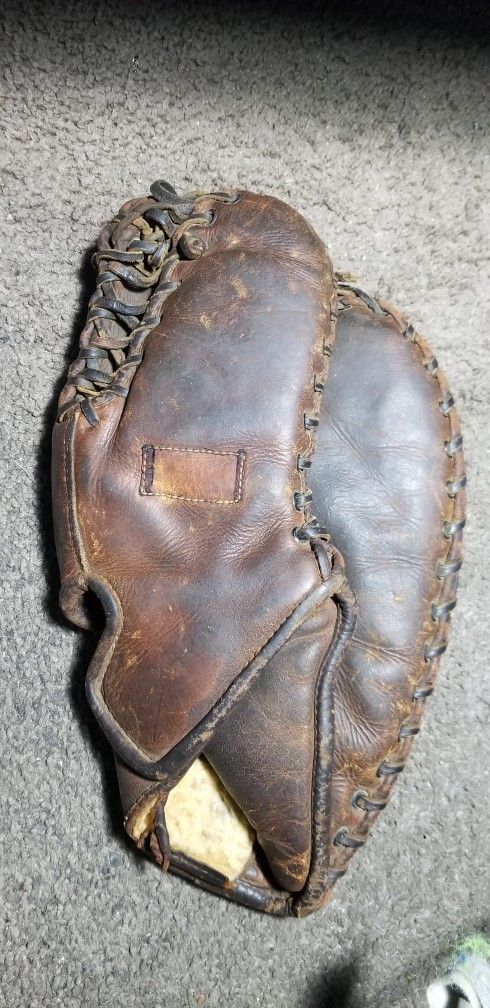 VINTAGE 1930 OR 1940S FIRST BASEMAN BASEBALL GLOVE
