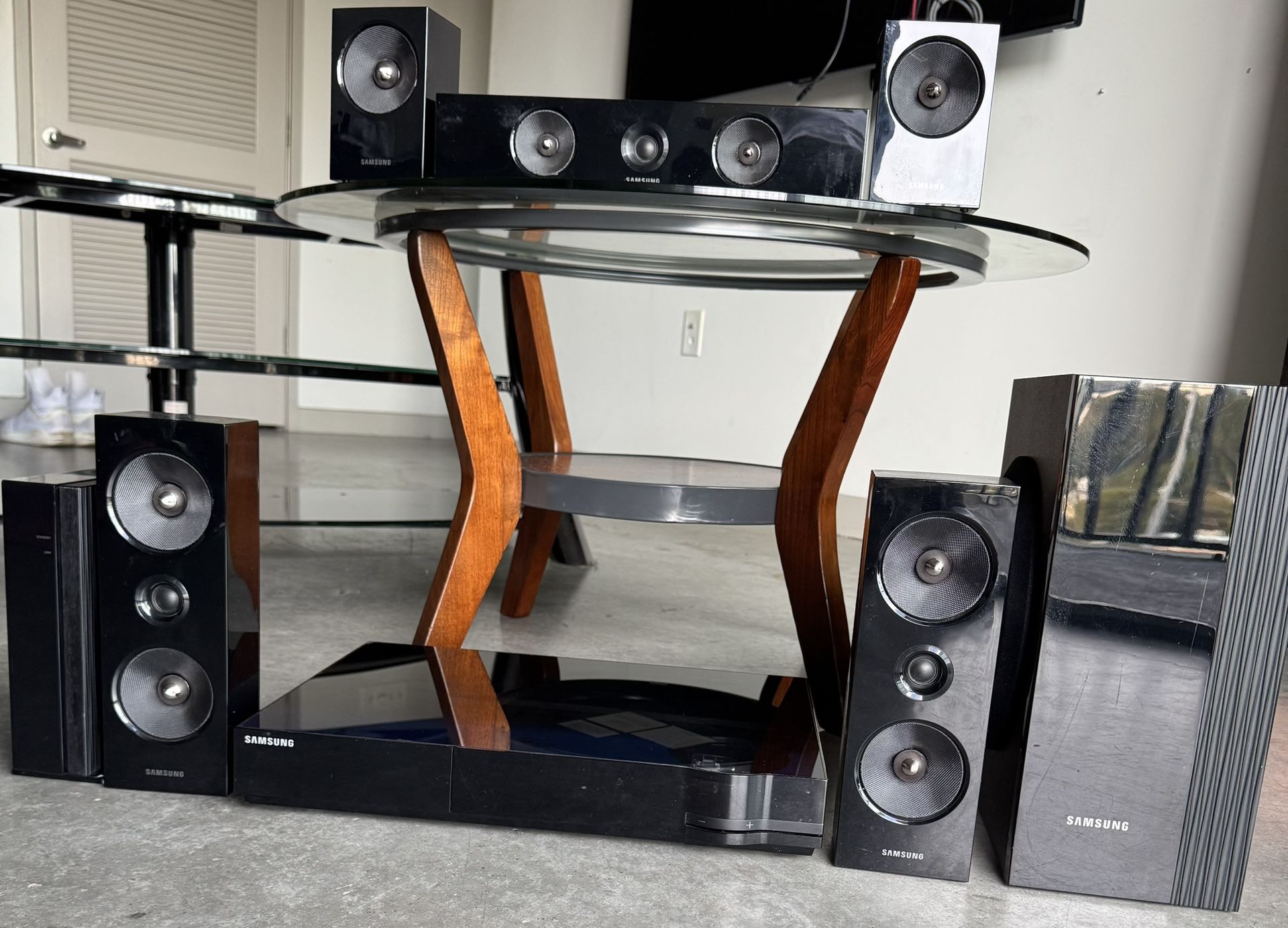 Samsung Blu-ray Home Theater System with sub hoofer and wireless surround sound speakers + Remote