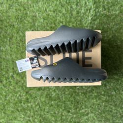 Yeezy Slide Dark Onyx Size 11