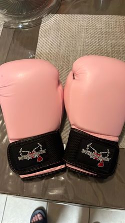 Used a couple of times kids or women kickboxing gloves pink