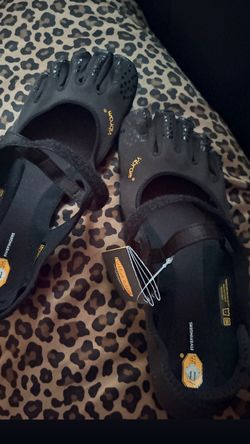 Vibram FiveFingers Black Toe Shoes Size 41