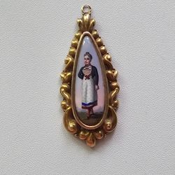 9k Gold Antique Mini Ceramic Portrait Pendent