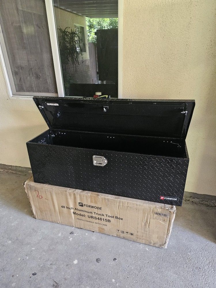 NEW EACH FOR SALE 48" LONG UNDER TRUCK TOOL BOX DIAMOND ALUMINUM COMES WITH 2 SET KEYS BRAND NEW FOR ANY QUESTION TEXT ME PLEASE SE HABLA ESPAÑOL THAN