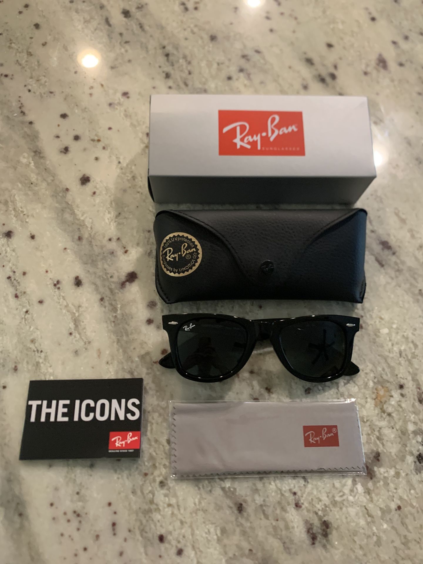 New Ray-Ban Original Wayfarer Classic Sunglasses in Black with Grey Lenses
