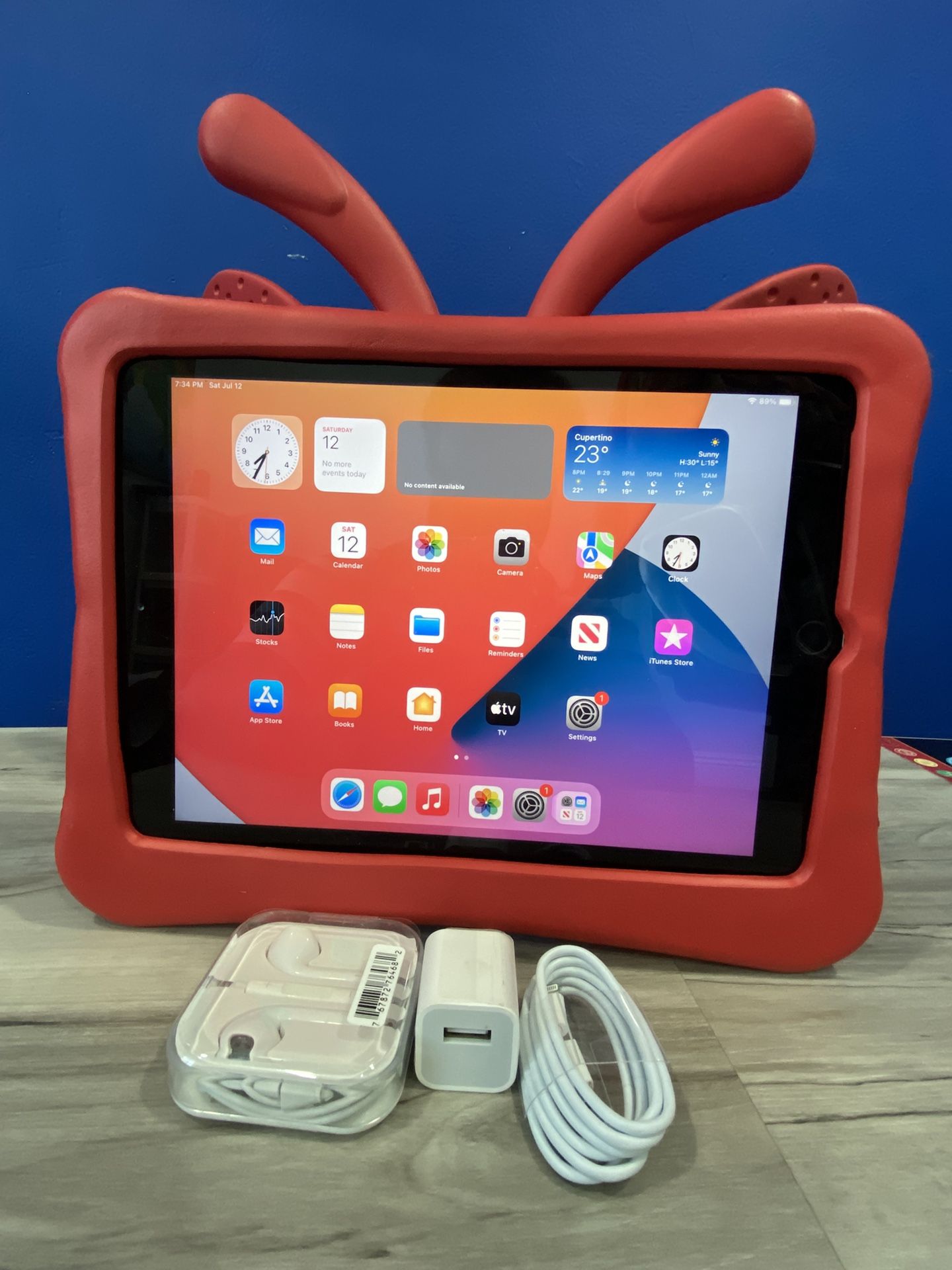 Apple iPad 5th Generation 32 GB Used / good condition Works perfect (all clean / good) Ready for new user 9.7” Retina Display 32 GB memory Touch