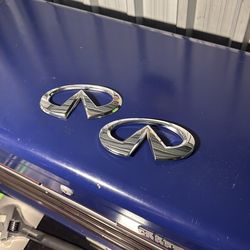 Infiniti emblem