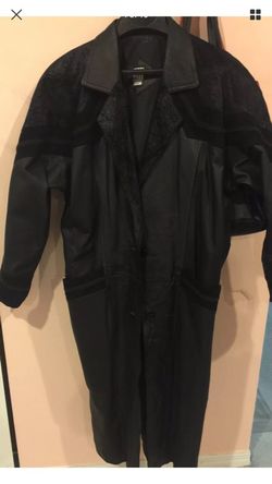 Long leather coat for woman, Black color. Sz M 100% leather.Miramar área.