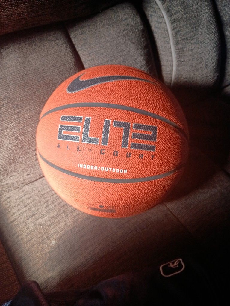 Nike Elite Basketball All Court Indoor -Outdoor Size 7