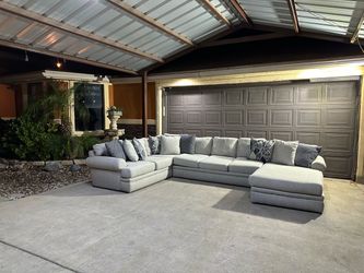 Beautiful Xl  lite grey sectional seminew in great condition must see pillows included asking 700