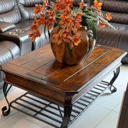 Wooden Coffee Table with Storage Shelf – Great Condition