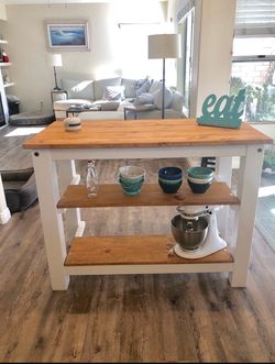 Kitchen island with space for seating - Customizable