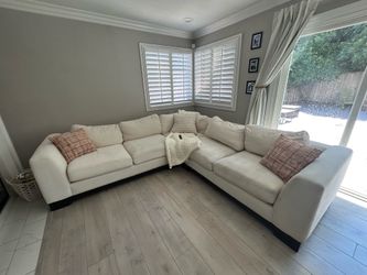 Creamy Sectional Sofa – Excellent Condition