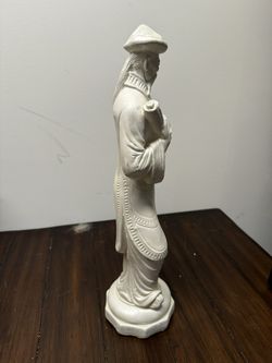2 Decorative Statues