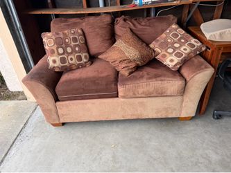 Couch / Loveseat