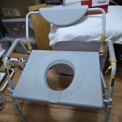 Drive Medical Deluxe Bariatric Drop-Arm Commode, model HX5 9JP